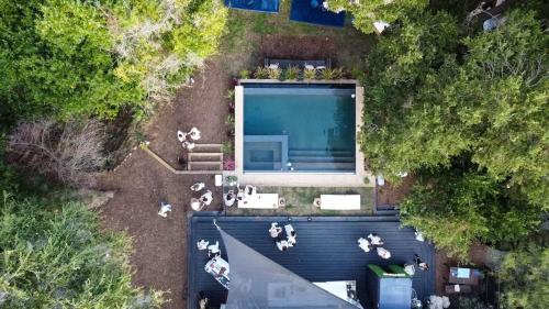Πισίνα στο ή κοντά στο Topanga Canyon Oasis by Colby & Conrad