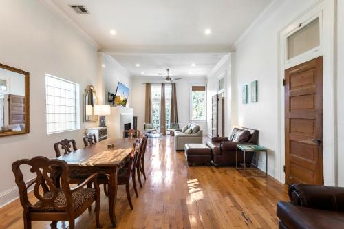 Un comedor y una sala de estar con mesa y sillas. en Spacious 3BR Downtown Condo in New Orleans, en Nueva Orleans