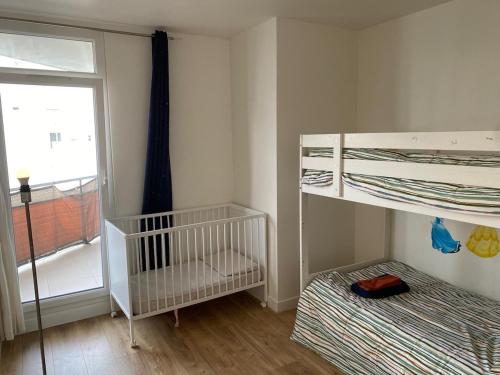 - une chambre avec des lits superposés et un lit bébé dans l'établissement Bel et moderne appartement à 15 min de Paris, à Houilles