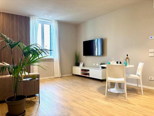 a living room with a table and a tv at Appartamenti BETTELONI in Bardolino