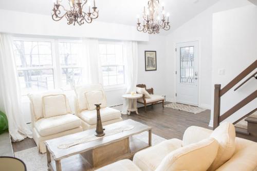 Ruang duduk di Fully Private 3 bdrm Suite The Winchester