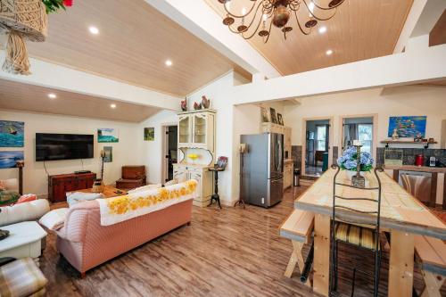 Μια τηλεόραση ή/και κέντρο ψυχαγωγίας στο Bright & Spacious Chalet on Lake Huron - Private