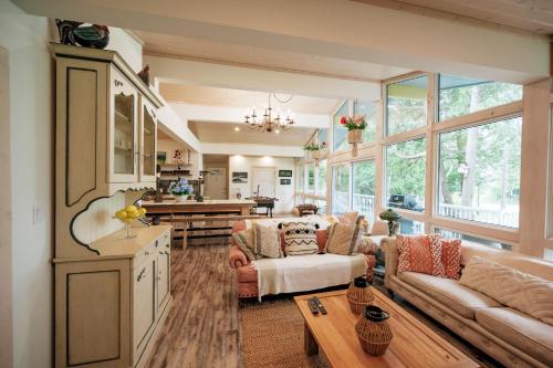 Η κουζίνα ή μικρή κουζίνα στο Bright & Spacious Chalet on Lake Huron - Private