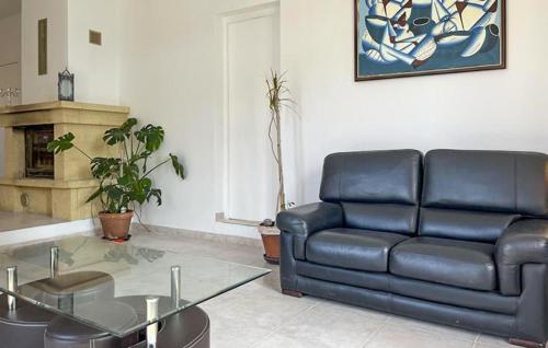 un salon avec un canapé et une table en verre dans l'établissement Pet Friendly Home In Vers-Pont-Du-Gard, à Vers-Pont-du-Gard