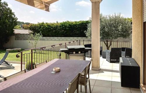 Μπαλκόνι ή βεράντα στο 3 Bedroom Gorgeous Home In Montfrin