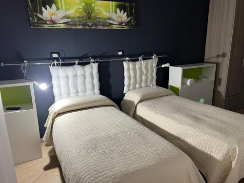 two beds sitting next to each other in a room at B&B A Due Passi in San Giovanni Gemini