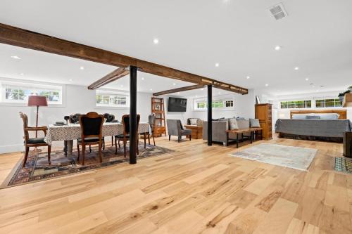 バーリントンにあるLuxurious lower level Apartment Closeto downtownのテーブルと椅子のあるダイニングルームとリビングルーム