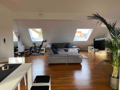 una sala de estar con un sofá y una mesa en Dachwohnung mit Sonnenterrasse, en Flörsheim