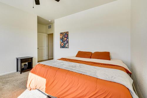 Un dormitorio con una cama grande con una manta naranja. en Hike, Sightsee and Explore Home in Colorado Springs, en Fountain