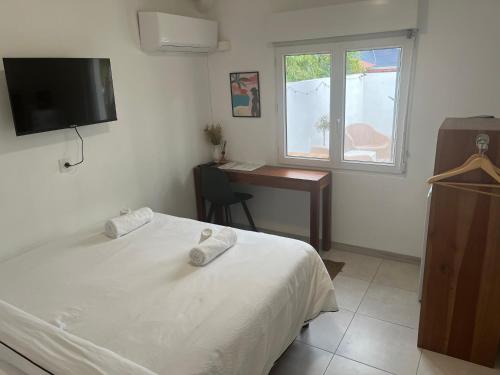 Postel nebo postele na pokoji v ubytování Chambre studio confort vue piscine