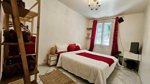 une chambre avec un lit et un lit superposé dans l'établissement Chambre privée dans logement partagé, Marry me Paris & Stade de France, à Stains