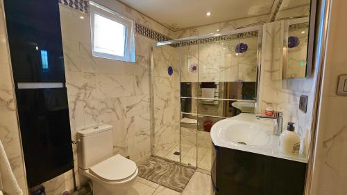 une salle de bain avec une douche, des toilettes et un lavabo dans l'établissement Chambre privée dans logement partagé, Marry me Paris & Stade de France, à Stains