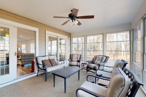 Χώρος καθιστικού στο Salt Pond - 1 Heron Ct