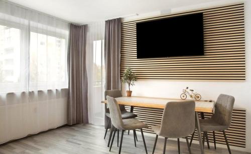 a dining room with a wooden table and chairs at Modern Apartments Neuburg S - NEU - 2 Zimmer, Parkplatz, Wi-Fi, TV, Küche in Neuburg an der Donau