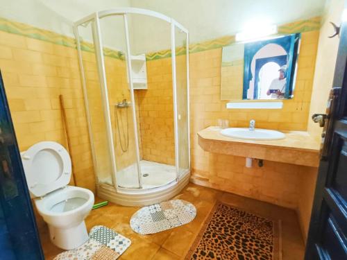 une salle de bain avec une douche, des toilettes et un lavabo dans l'établissement Les jardins de la lagune, à Oualidia