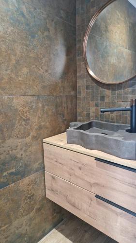 une salle de bain avec un lavabo et un miroir dans l'établissement Halte Provence, à Gignac-la-Nerthe