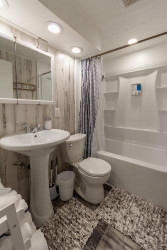 Un baño de Adorable 2 BD 1 BTH Home Minutes Away from Gonzaga