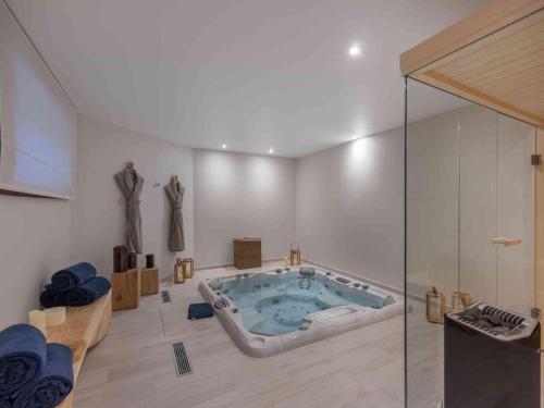 La salle de bains est pourvue d'une baignoire. dans l'établissement Chalet de Luxe avec Sauna et Jacuzzi, Proche Pistes et Centre de Courchevel - FR-1-563-142, à Courchevel