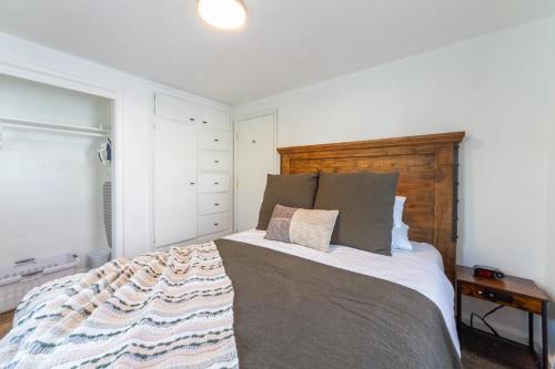 Una cama o camas en una habitación de Adorable 2 BD 1 BTH Home Minutes Away from Gonzaga