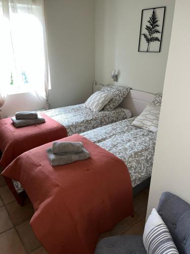 Cama o camas de una habitación en Le Bastidon des Mésanges