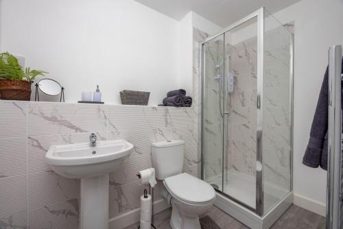 a bathroom with a toilet and a sink and a shower at 1 Bedroom Flat Near Bradford With Free Parking in Saltaire