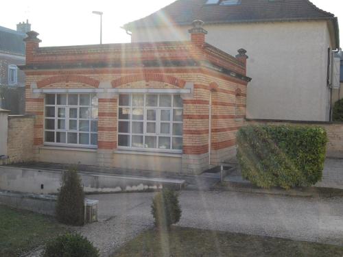 un arc-en-ciel devant une maison en briques dans l'établissement Gîte La Tour Boileau, à Troyes
