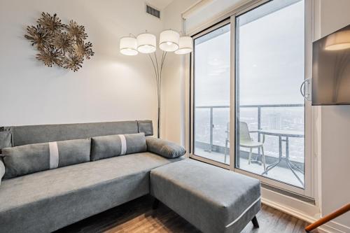 Posezení v ubytování 2BR Condo close to Eaton Center