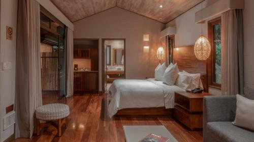 Postel nebo postele na pokoji v ubytování El Silencio Lodge & Spa Costa Rica
