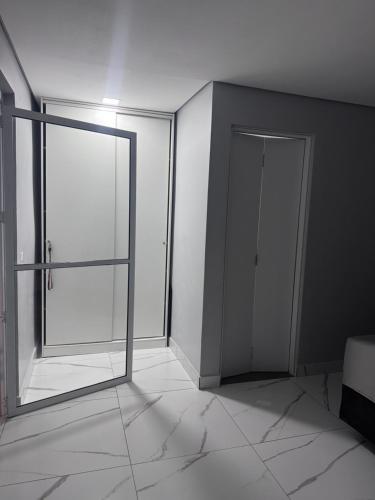 an empty room with a sliding glass door at Nosso Recanto Alicia e Miguel in Ibiúna