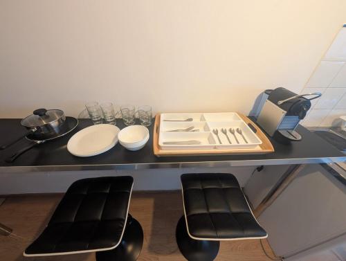 une table avec une planche à découper et des plaques dans l'établissement Studio Hyper Centre Quiet and Fully Equipped, à Grenoble