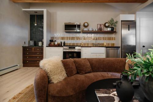 a living room with a brown couch in a kitchen at The Bend in Phoenicia