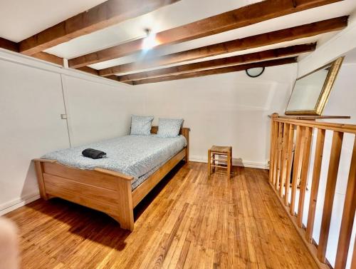 une chambre avec un lit et un parquet dans l'établissement Studio Hyper Centre - Championnet Neighborhood - Quiet, à Grenoble