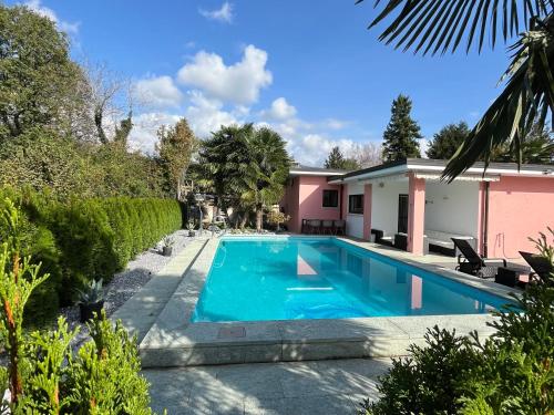 メンドリシオにあるCasa Magnoliaの家の裏庭にあるプール