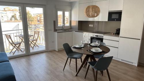 a kitchen and dining room with a table and chairs at Rincón del Mar in Cala del Moral