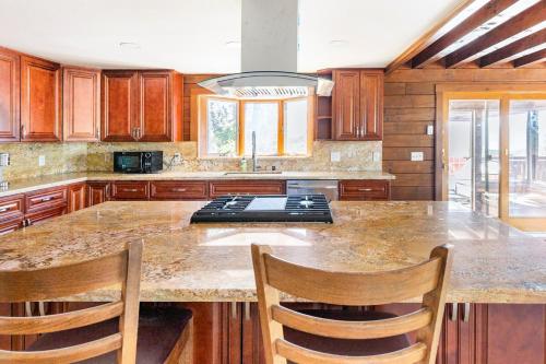 Dapur atau dapur kecil di San Diego Getaway, Views Pool Hot Tub & Game Room