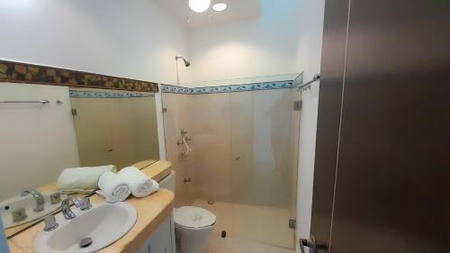 Ένα μπάνιο στο Villa Cos beachfront house
