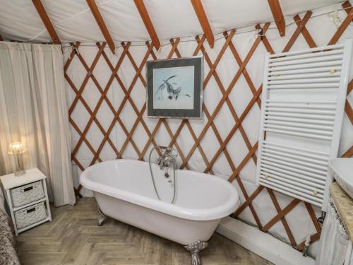 Ένα μπάνιο στο The Lakeside Yurt