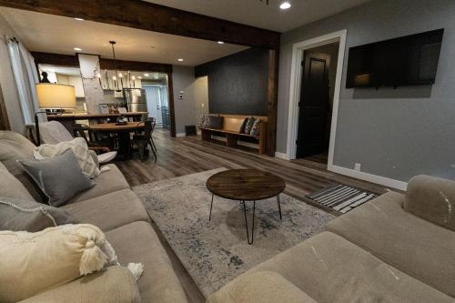 una sala de estar con un sofá y una mesa en Cozy country home in town, en Hastings