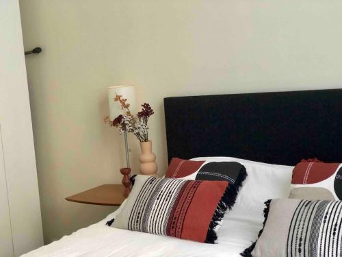 Postel nebo postele na pokoji v ubytování Cosy 1 bedroom apartment in EU DISTRICT