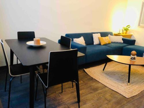 Posezení v ubytování Cosy 1 bedroom apartment in EU DISTRICT