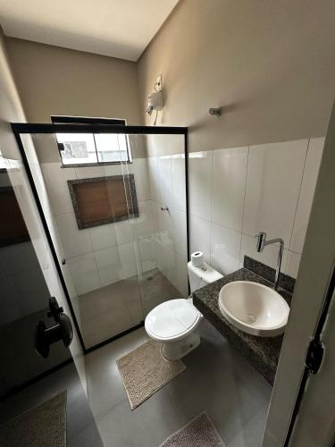 ein Badezimmer mit Toilette, Waschbecken und Dusche in der Unterkunft CASA 04 próximo ao Centro in Palmas