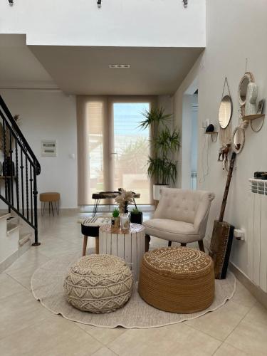Ruang duduk di Charming house Villa in a private residence