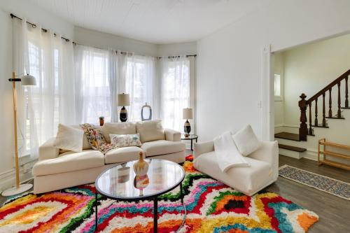 Zona de estar de Walk to Beach Riverside Retreat in Seaside!