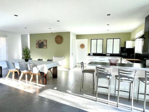 une cuisine et une salle à manger avec une table et des chaises dans l'établissement Villa du Vallon, à Allemagne-en-Provence