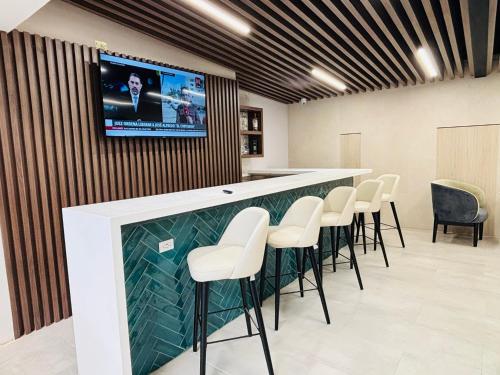 Μια τηλεόραση ή/και κέντρο ψυχαγωγίας στο Holiday Inn & Suites Chihuahua Expo by IHG
