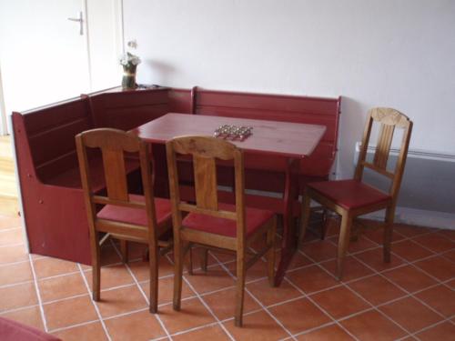 une table avec deux chaises et une table avec une table, une table et des chaises dans l'établissement location Champagné, à Champagné