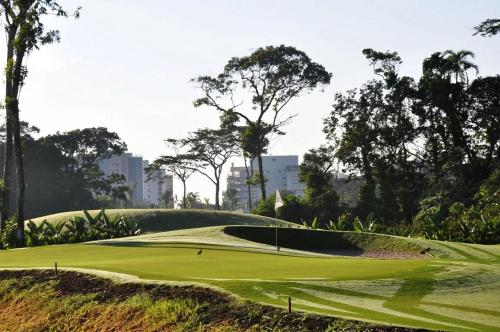 a view of a golf course with a green at Casa com Piscina na Riviera São Lourenço - módulo 24 in Riviera de São Lourenço