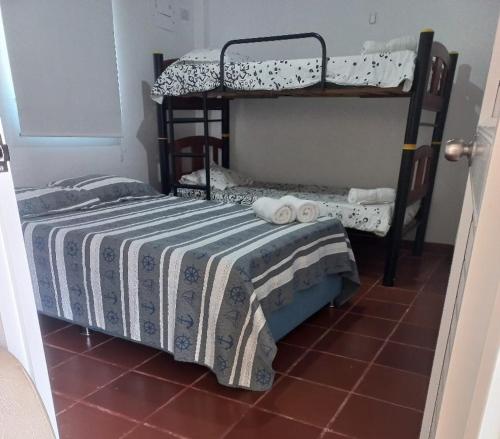 a bedroom with two bunk beds in a room at Dulce Barú in Ararca
