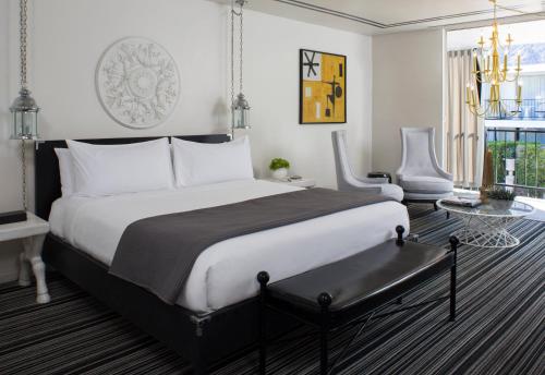 Katil atau katil-katil dalam bilik di Avalon Hotel & Bungalows Palm Springs, a Member of Design Hotels