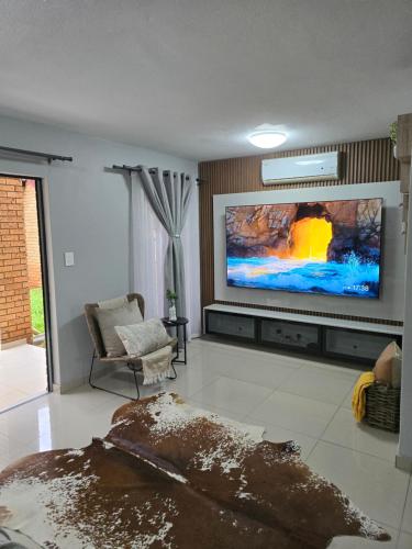 TV a/nebo společenská místnost v ubytování Ikar's Haven